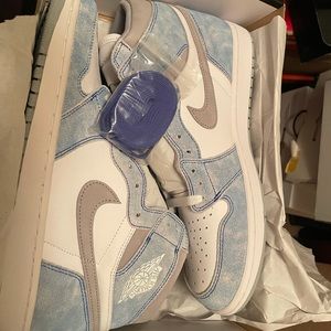 Hyper Royal Jordan 1’s